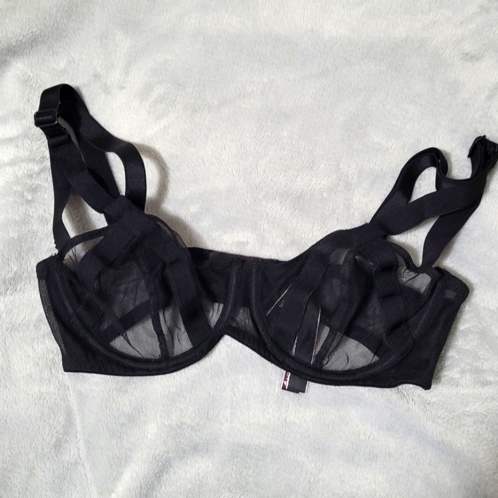 Black straps vs bra